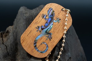 【赤い宝石】 キューバンマホガニー ドッグタグ 象嵌 木登りトカゲ