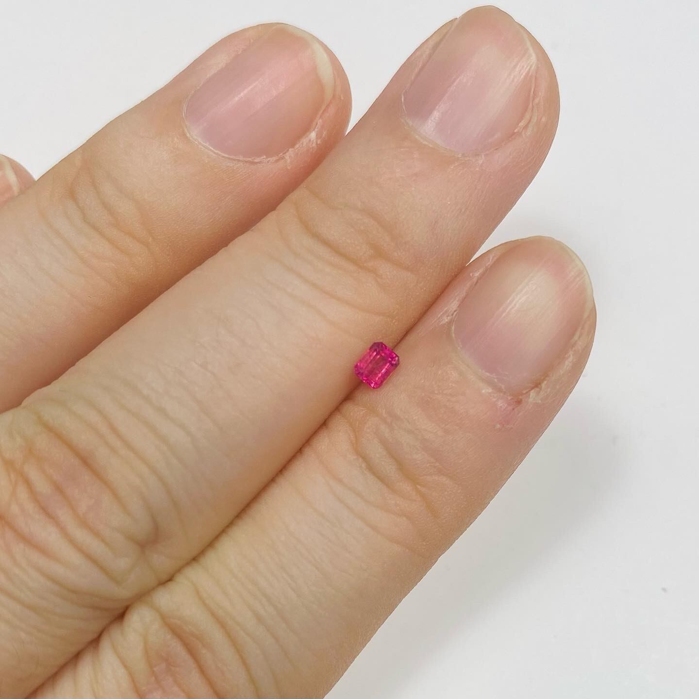 花びら舞うレッドベリル