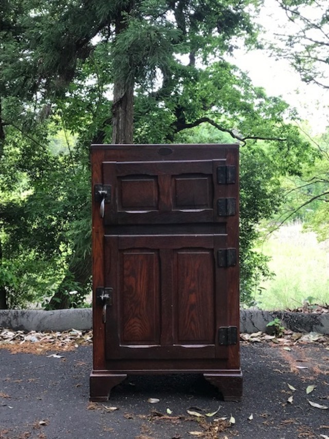 木でつくられた昔の冷蔵庫　古家具　古道具　