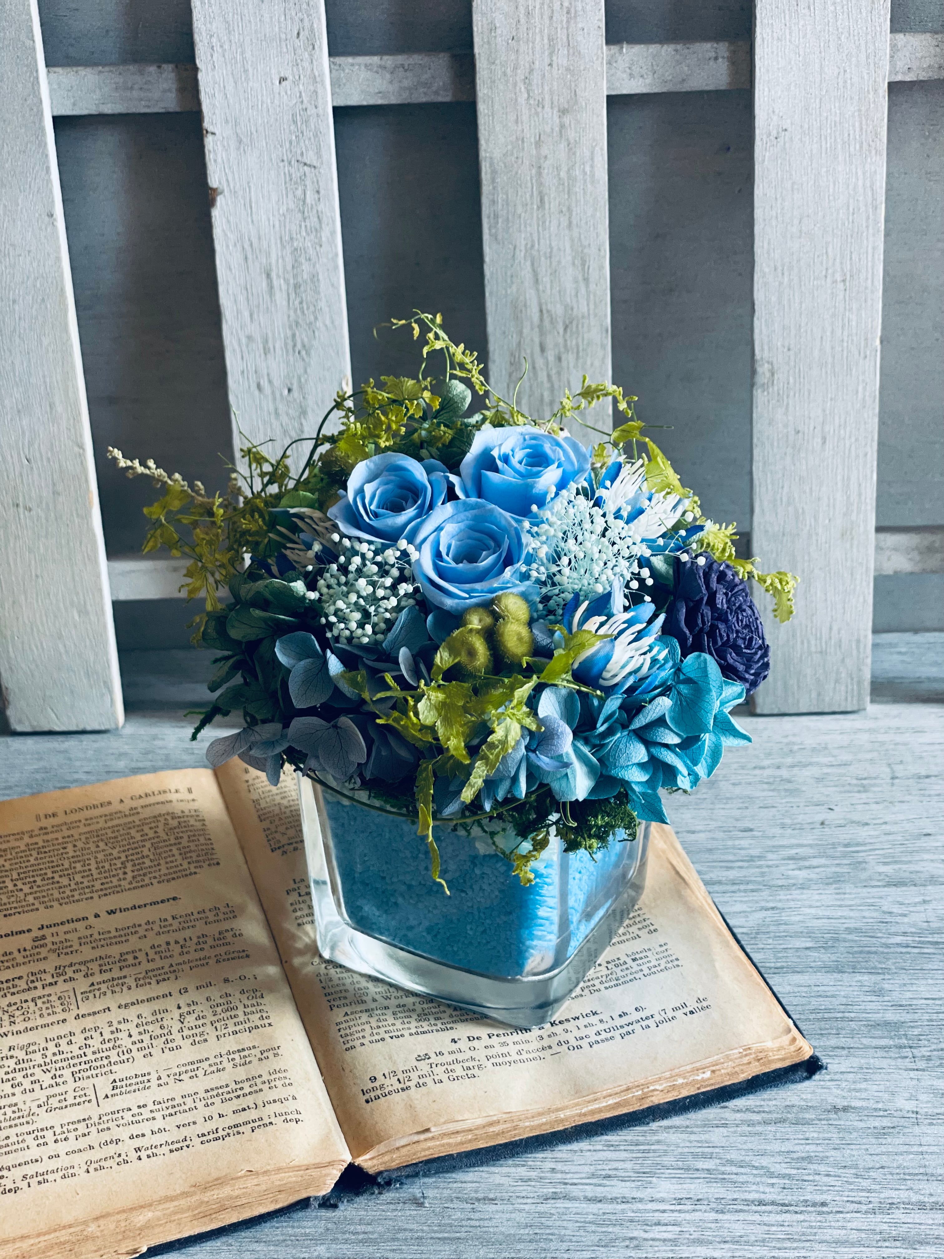 フラワーアレンジメント ブルー系 青色ポットのブルーフラワーアレンジメント ｜フラワーギフト