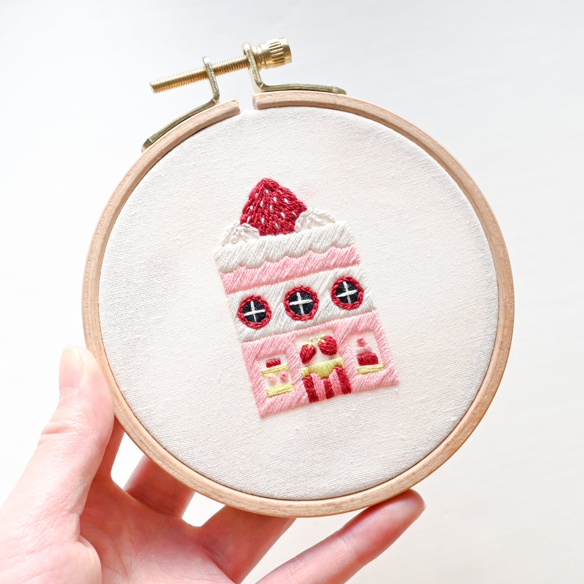 【新作】刺繍キット いちごの都より「ショートケーキ専門店」《空想街雑貨店》