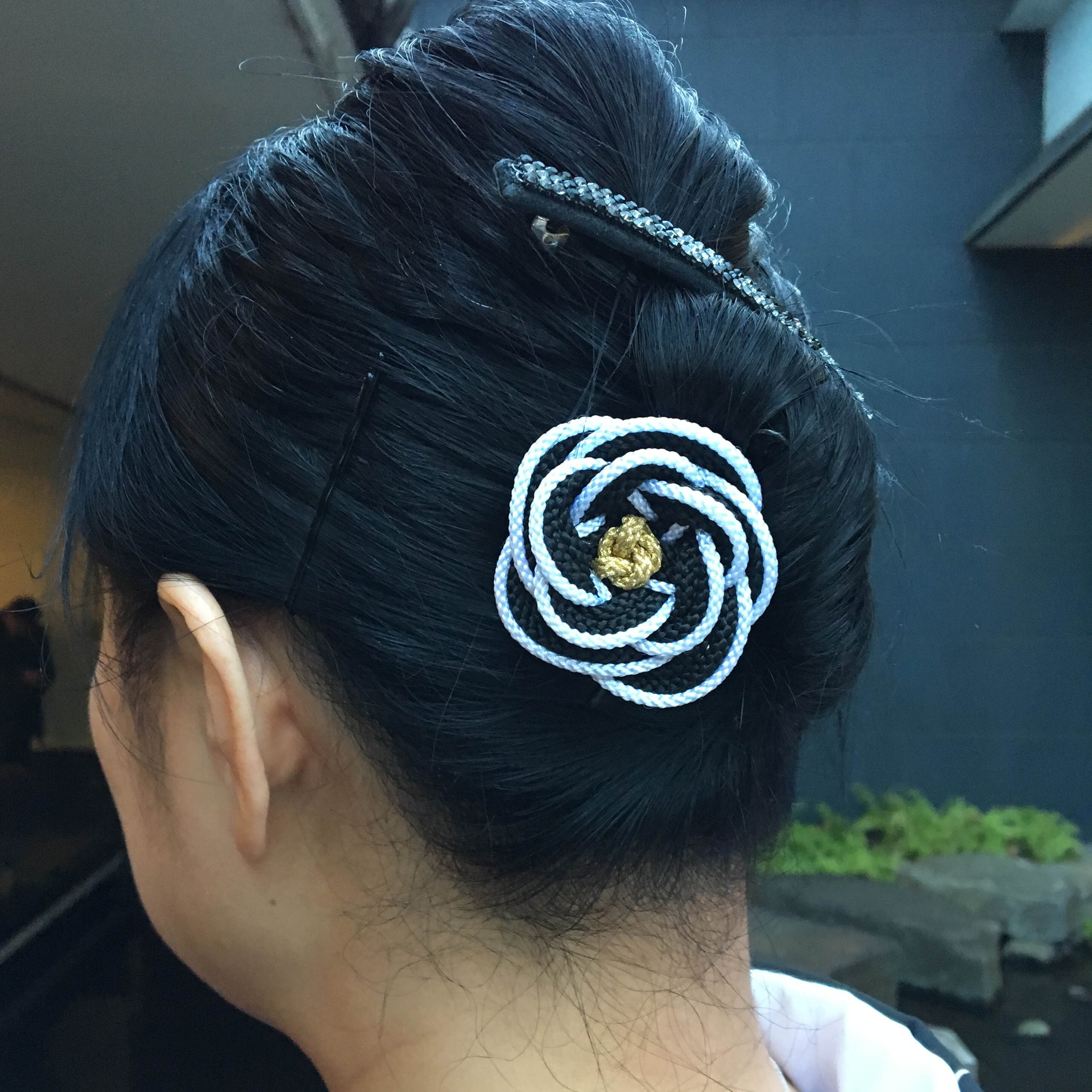 クレイサス　カメリア　ブローチ　黒　　白　コンビ 組紐カメリアブローチ（黒地に白ふち | 組紐アクセサリーmitorit