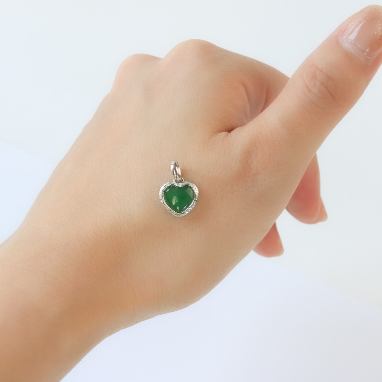 深緑が特徴的ペンダント K18WG 緑翠心 ハート ペンダント トップ A貨翡翠 jd_pt1056 CO