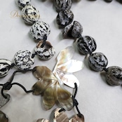 フラダンス 小物 まとめ売り 80点以上 セット レイ フラワーレイ シェルレイ ククイ クウペエ レイポー レイポオ 頭飾り 髪飾り ウィッグ 花 パウケース バッグ 小道具 タヒチアン ネックレス ホワイト系 ピンク系 レッド系 イエロー系 ブラック系