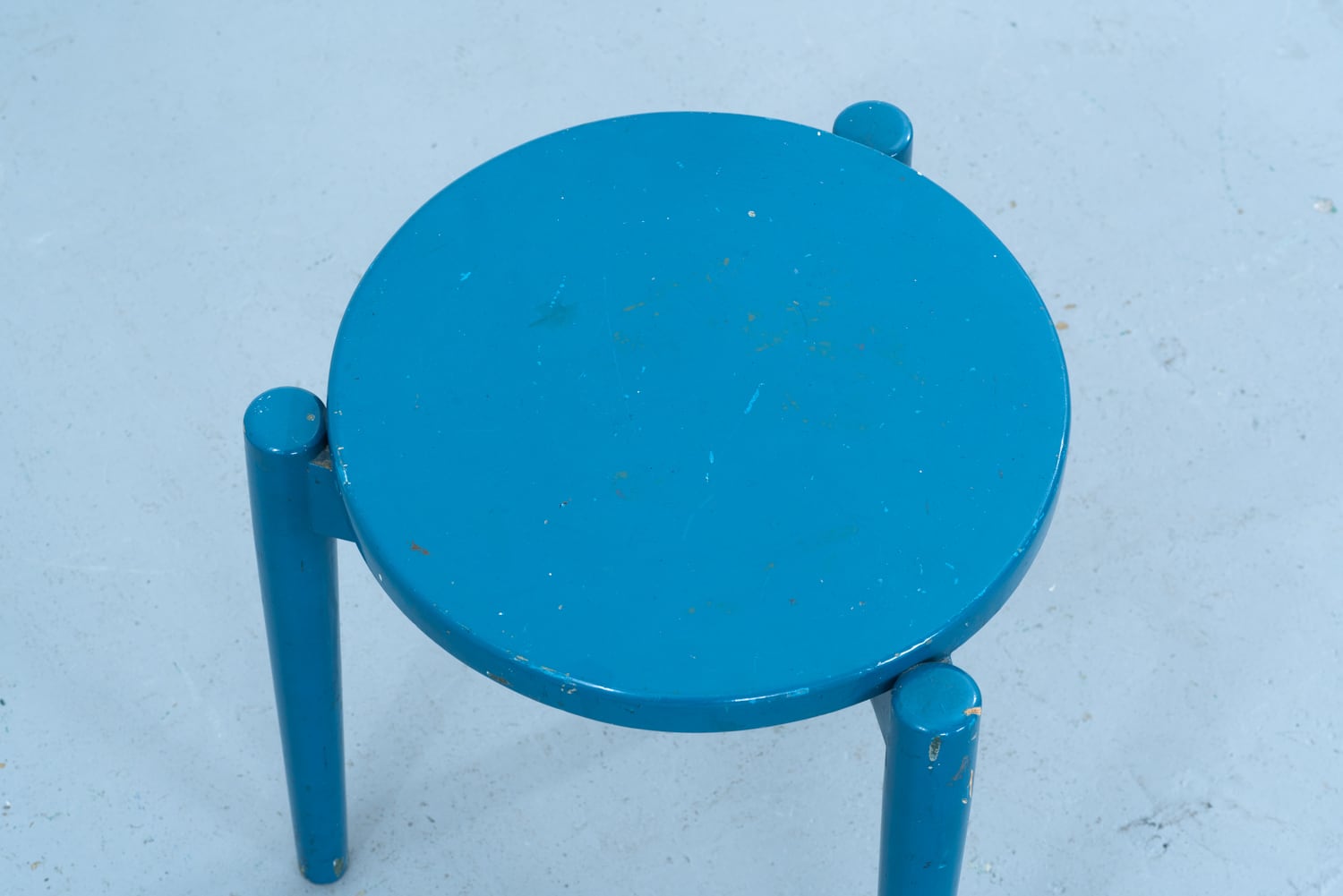 Ilmari Tapiovaara | 3-Leggd stool blue paint | kaikki gallery