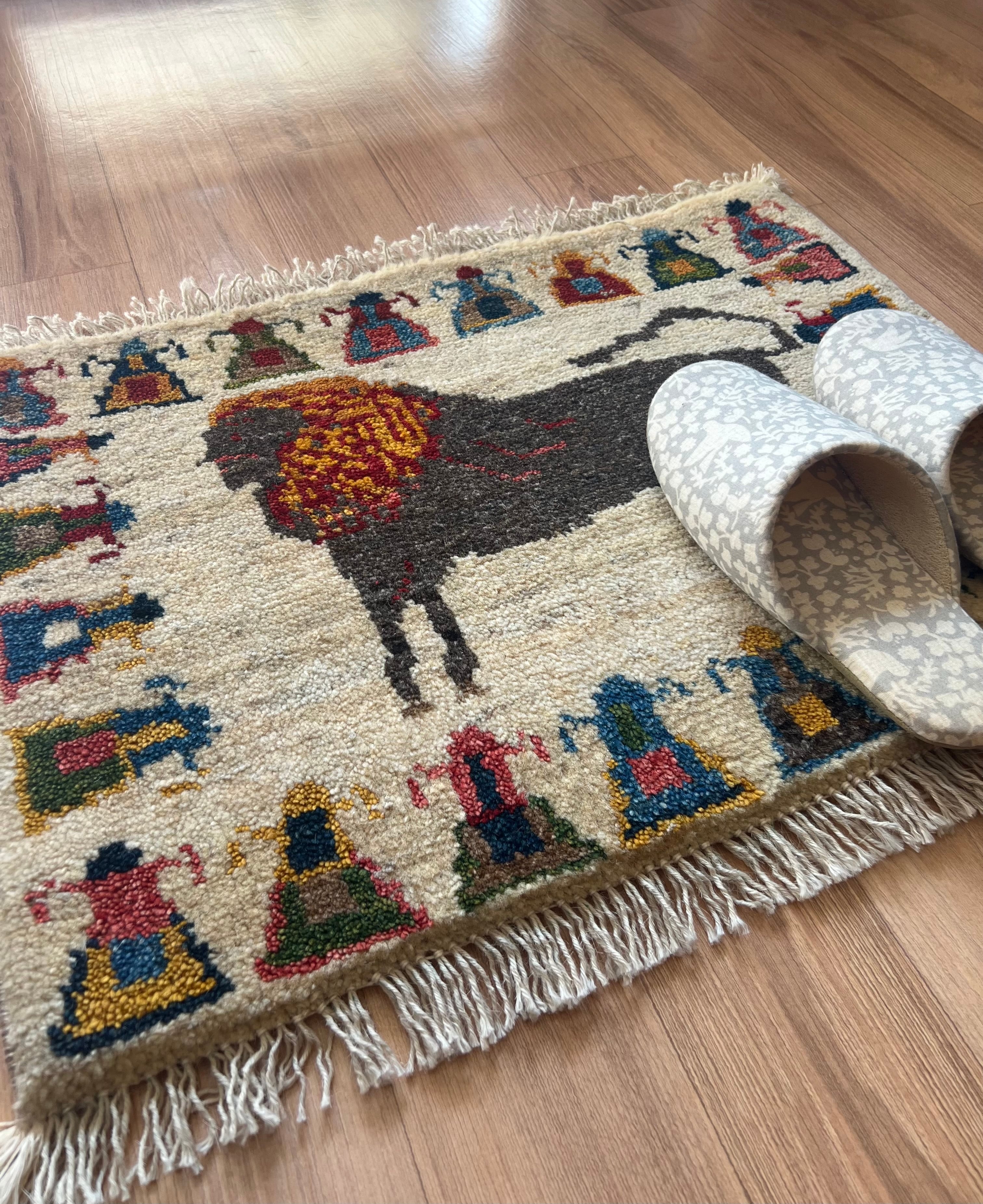 ペルシャ　ギャッベ トライバルラグ　玄関　90×60 茜色　馬 ペルシャ ギャッベ トライバルラグ 玄関 90×60 茜色 馬