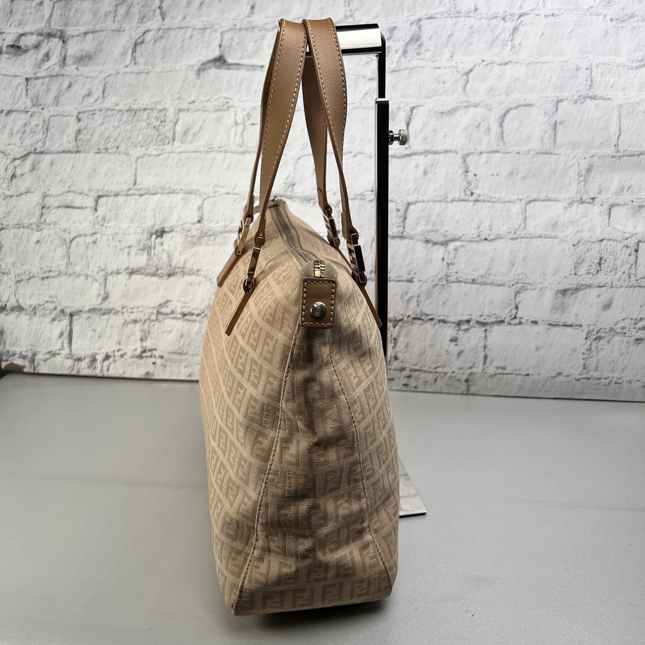 FENDI フェンディ  ズッキーノ ロゴ キャンバス ハンドバッグ ベージュ A-12636