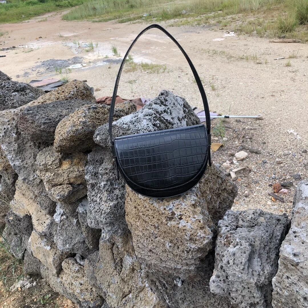 セミサークルフラップバッグ