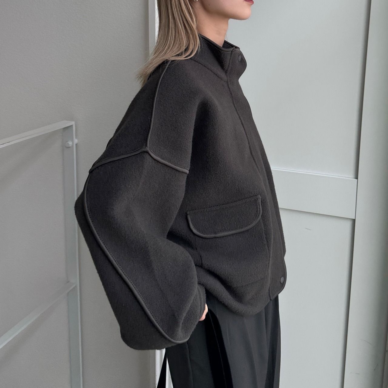 パイピングスタンドネックニットBZ/チャコールグレー