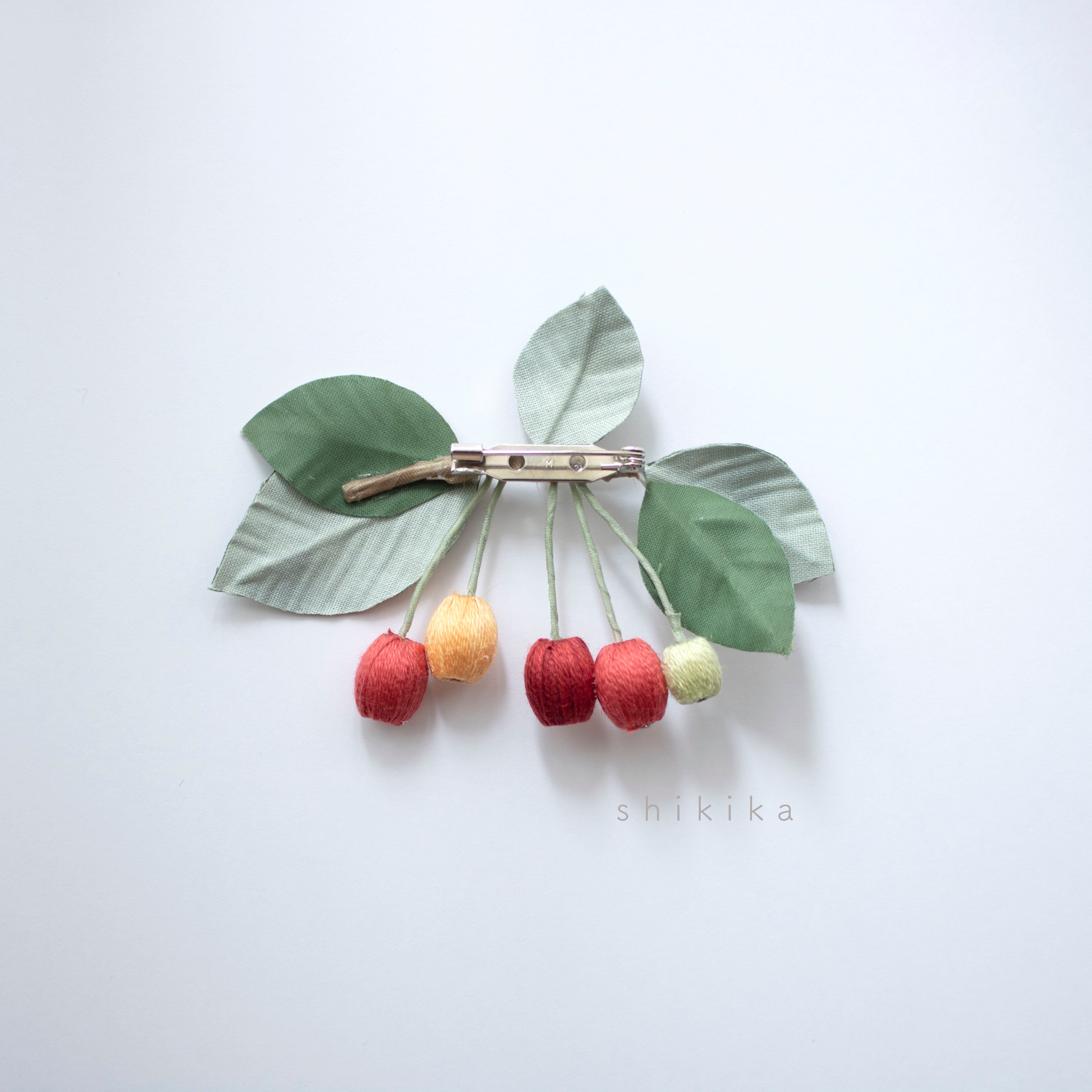 刺繍糸の実 グミの実のブローチ Shikika 四季の布花アクセサリー