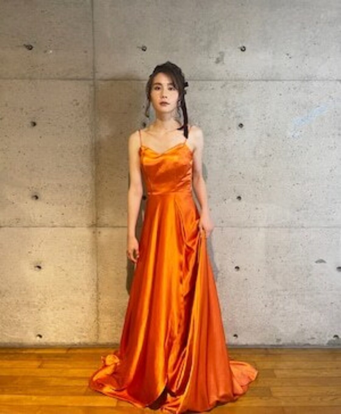 抜群のおしゃれ見え カラードレス オレンジ キャミソール トレーン 細  