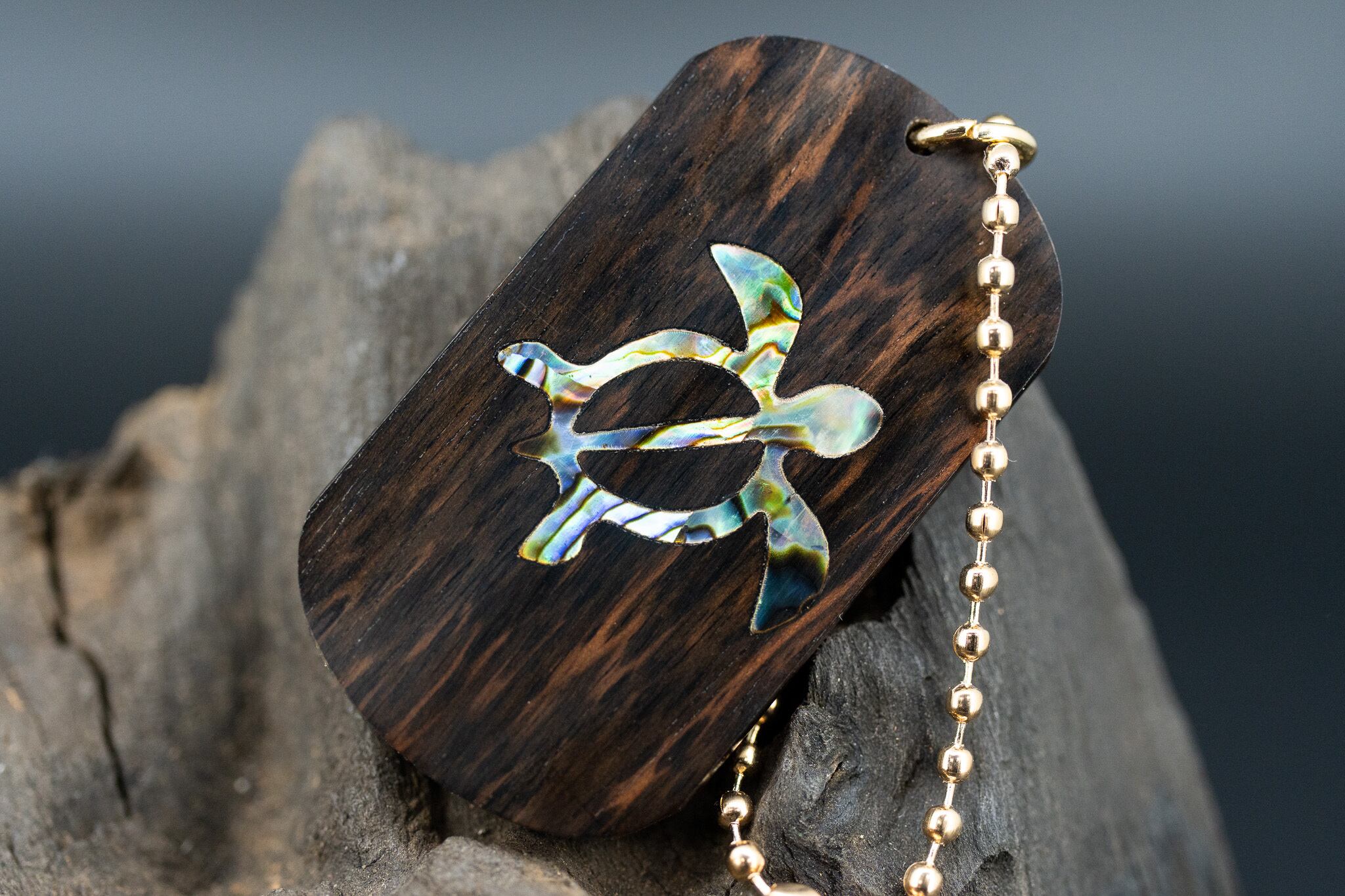 【 染色の美 】 ムンエボニー ドッグタグ 象嵌 浅瀬で泳ぐウミガメ