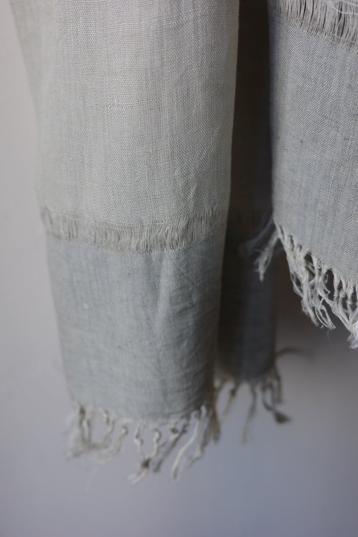 Khadi and Co. カディアンドコー / LINEN STOLE (GREY) | genre Khadi and Co. カディアンドコー / LINEN STOLE (GREY) | genre