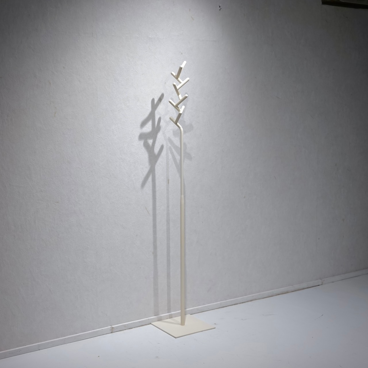 Mattiデザイン コートハンガー ポールハンガー コートスタンド 洋服掛け カバン掛け ホワイト モダン 北欧 ミニマル