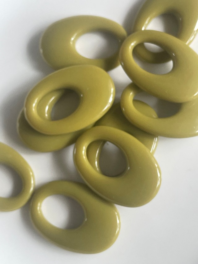 【673-B1】2pcs 　アクリルパーツ　カーキ　32×22mm