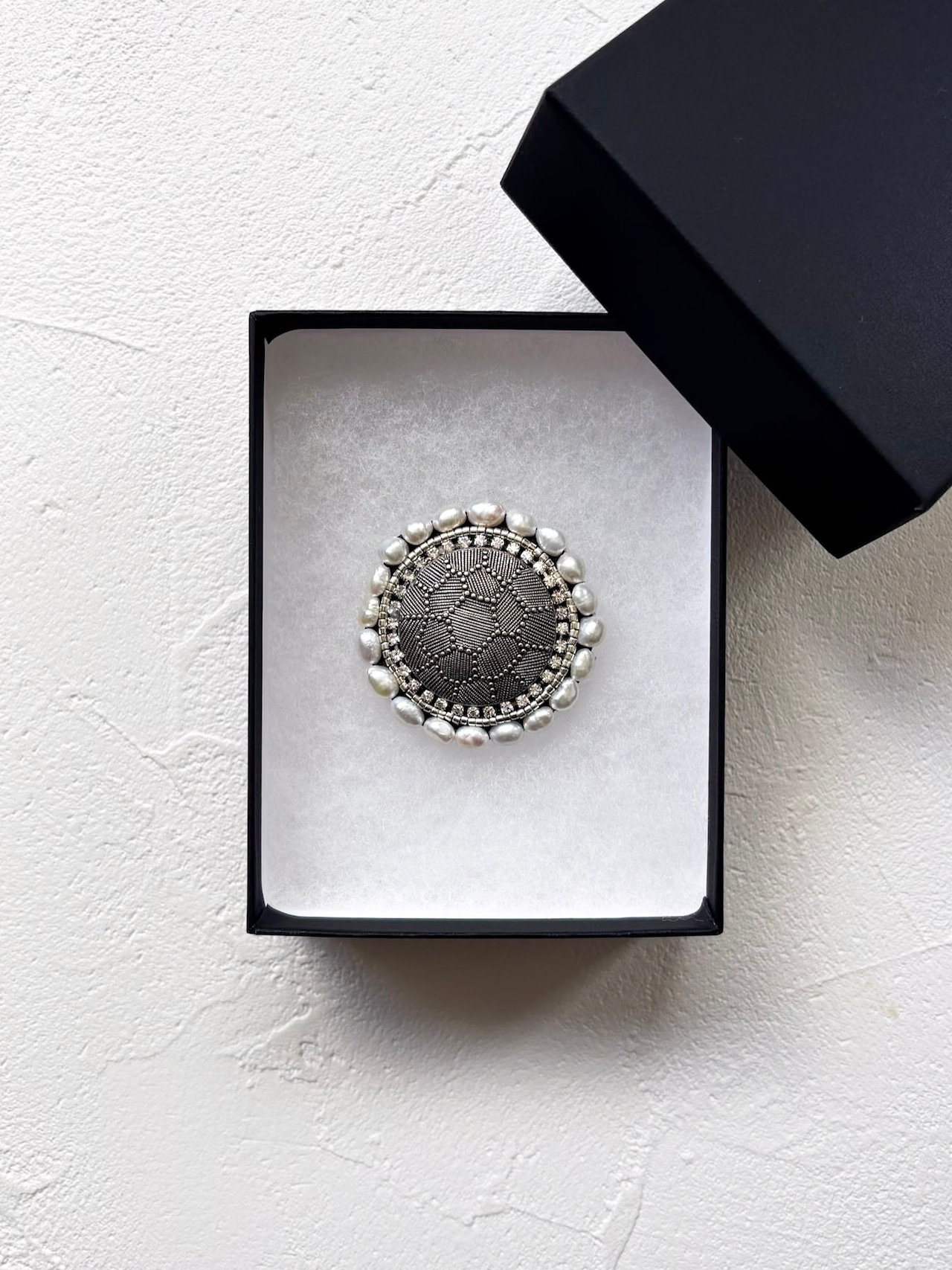 Argentée（アルジャンテ）  ー カジュアルに使える アンティークシルバーのボタンと淡水パールのブローチ