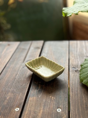 菊型　若草色の長角豆皿
