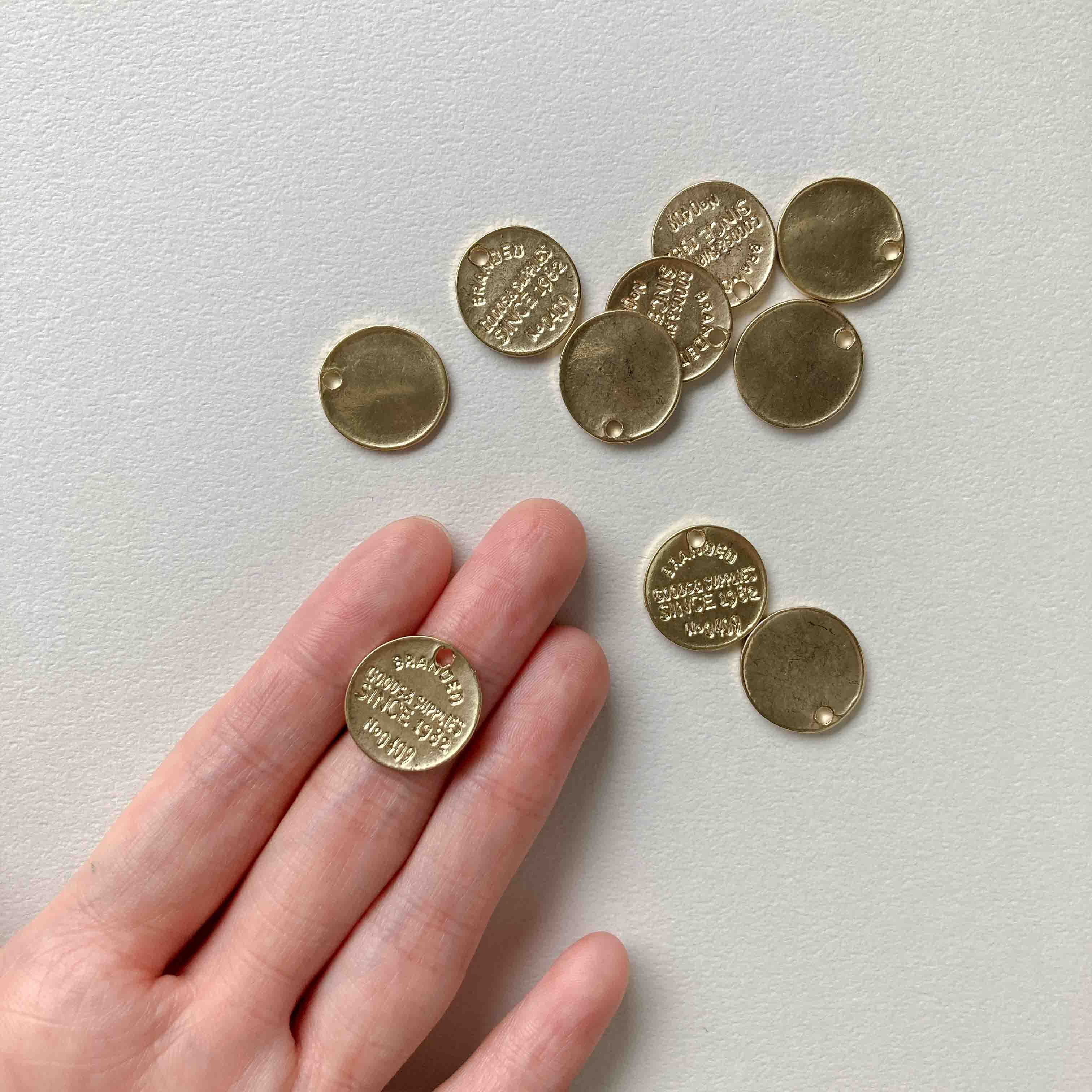 再入荷〉刻印ラウンドプレートチャーム | Dua-アクセサリーパーツショップ