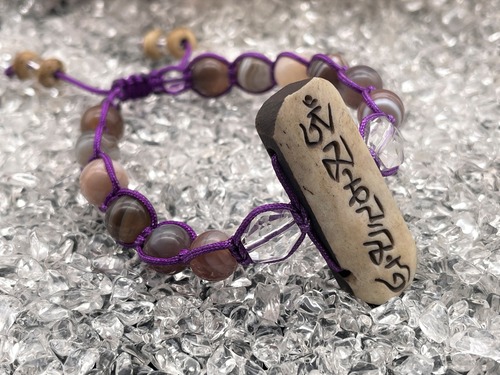 編みブレスレット（ボーン【オンマニ】・水晶【ヒランヤ】・ボツワナ瑪瑙・スパイラル水晶（左））