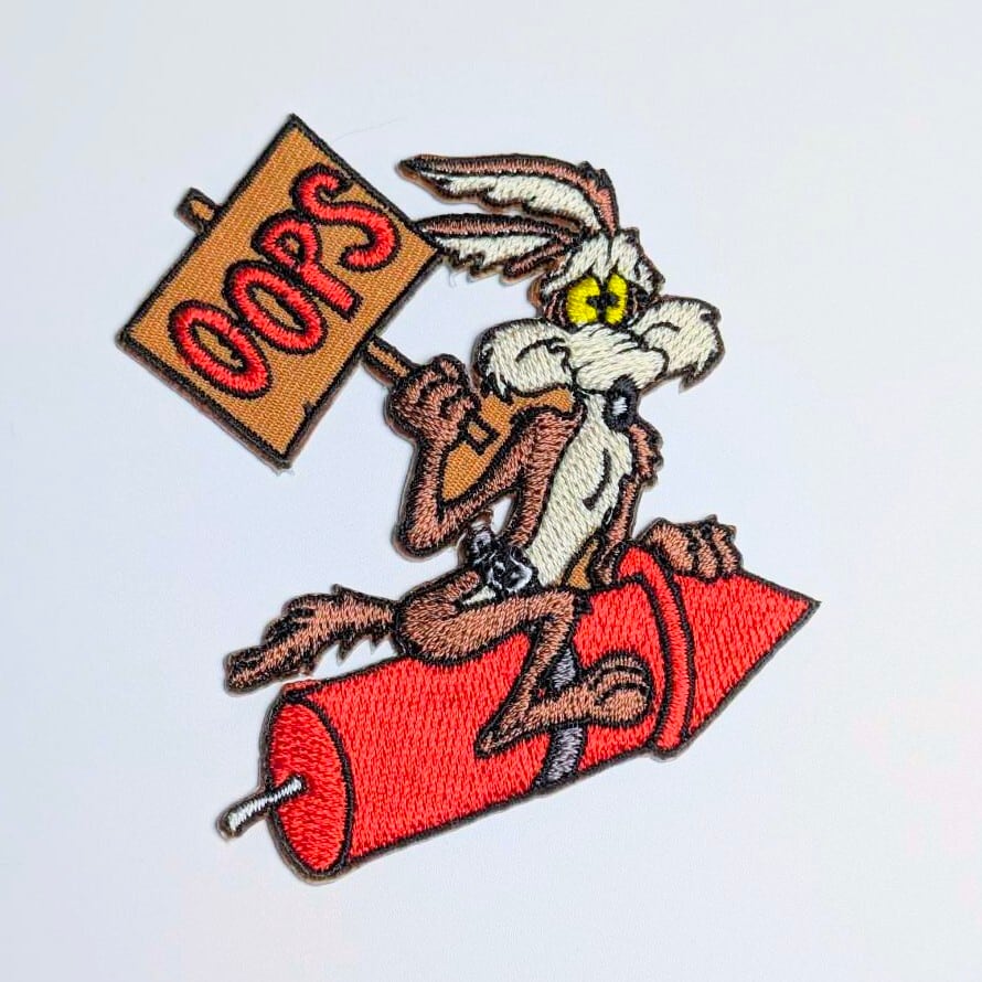 送料無料! ★刺繍アイロンワッペン★【 Looney Tunes ( ルーニーテューンズ ) 】 ワイリーコヨーテ / OOPS爆弾〚アメリカン雑貨 アメトイ〛