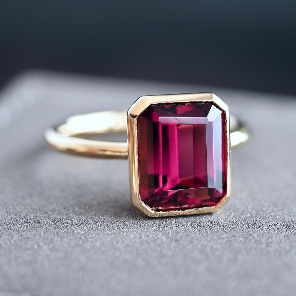 一点限り】K18YG ロードライトガーネット(3.29ct) 覆輪リング 
