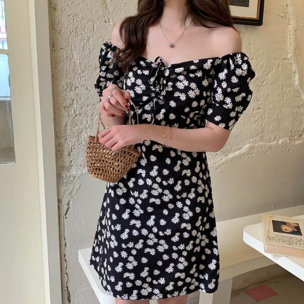 One Piece Daisy Pattern Feminine ワンピース ひざ上丈 ネイチャー柄 小花柄 デイジー柄 レトロ スクエアネック オフショル 半袖 パフスリーブ おしゃれ ブラック フェミニン ふんわり 清楚 大人 可愛い キュート カジュアル お出かけ デート デイリー 春 夏 秋 Sea