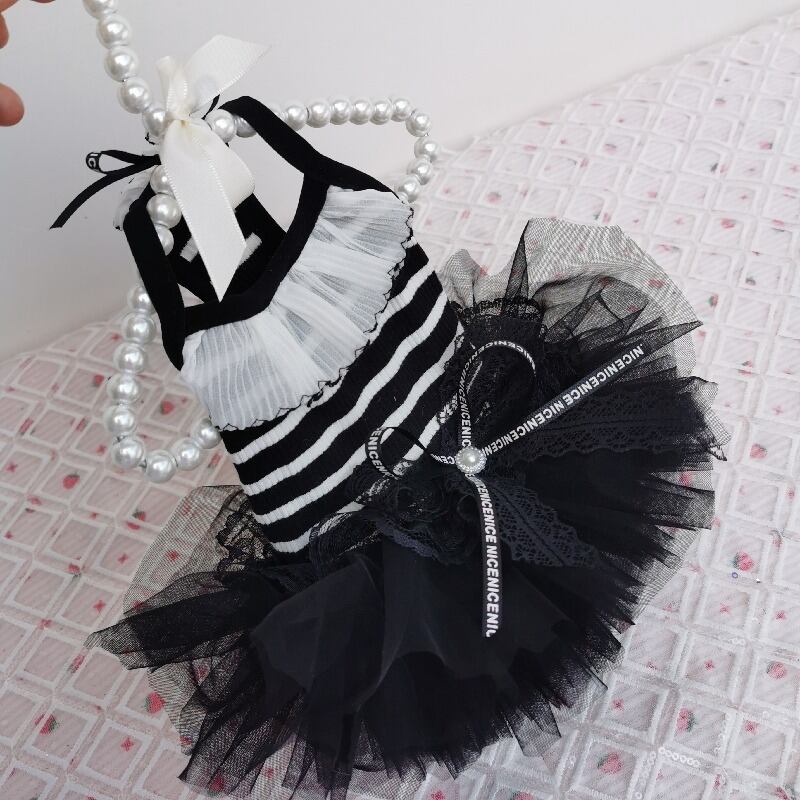 モノクロボーダーのキャミワンピ