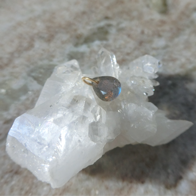 Crystal Jewelry -  Labradorite（ラブラドライト｜ペンダント（ネックレスチェーン付き））ー"本当のあなた"を生きる勇気をくれる