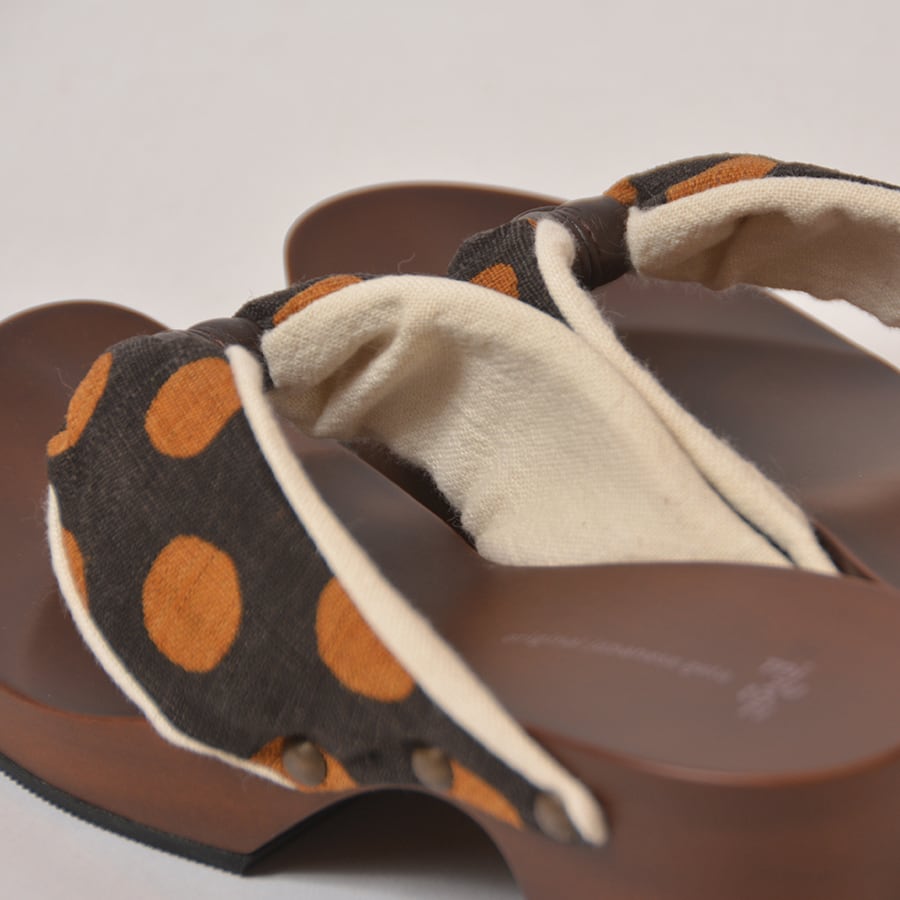 水鳥工業 hitete ダークブラウン6.5cmヒール KCW-22 本山茶染・茶の実