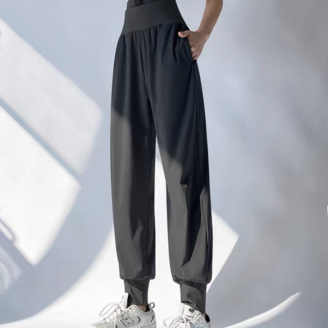 【送料無料】 パンツ トレーニングウェア 2色 テーパードパンツ ハイウエスト ホック フィット感 ポケット 薄手生地 通気性 可愛い 大人可愛い きれいめ シンプル カジュアル コンサバ 大人 おしゃれ お洒落 こなれ感 ヘルシー スポーティ 無地 夏 レディース 女性用 ママ 30代 40代 お出かけ 運動 ヨガ 部活 トレーニング ジム ジョギング ランニング フィットネス スポーツ ファッション 体型カバー 定番 着痩せ ブラック グレー 大人カラー