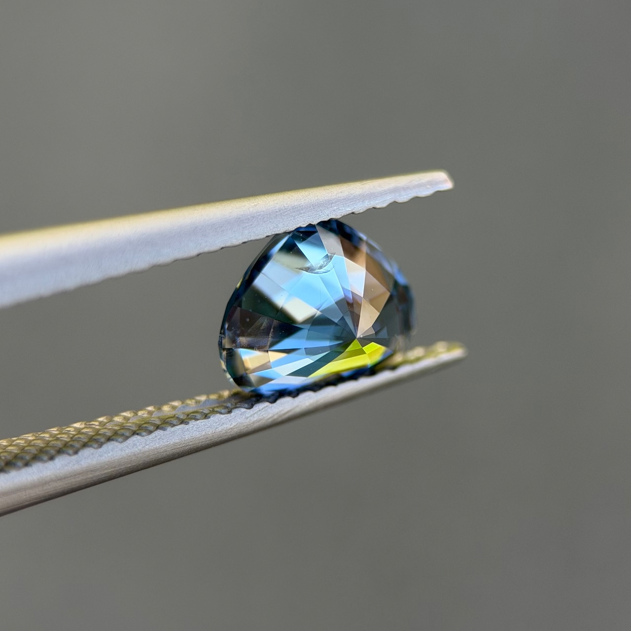 カラーチェンジジルコン 7.2x5.9mm, 1.52ct, ミャンマー産