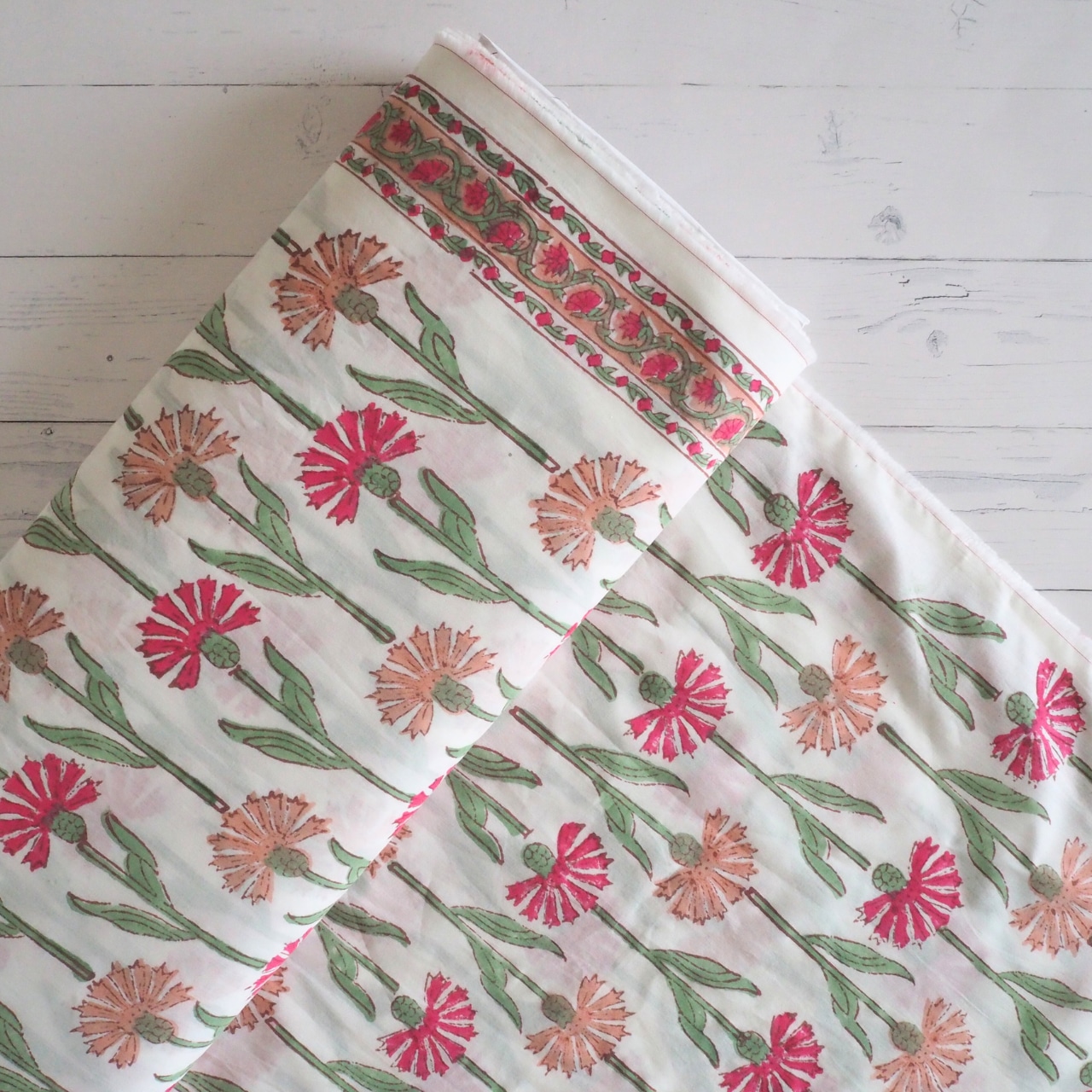 ブロックプリント生地【50cm単位】インド綿 片耳デザイン付き 花柄A 白×赤×ピンク #54822-WT1