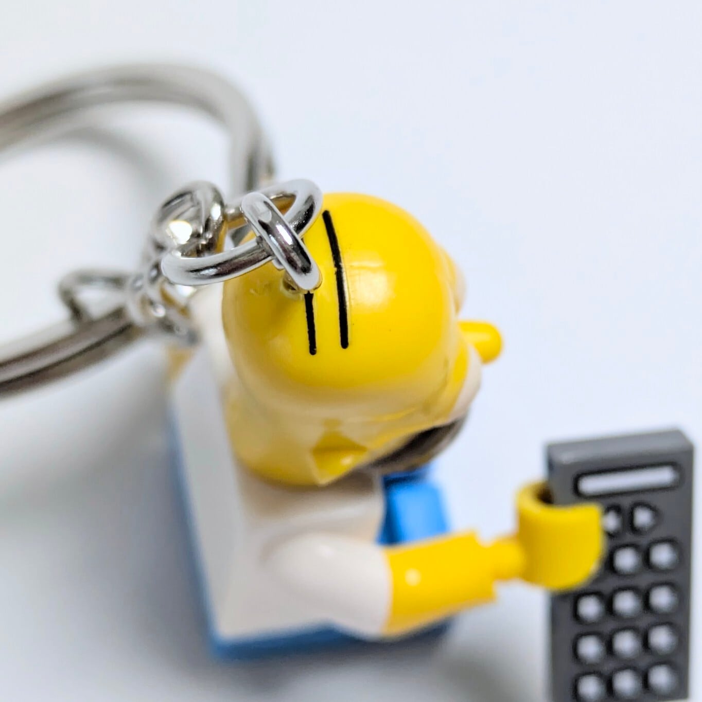 ★ブロックフィギュアキーホルダー★【 The Simpsons(ザ シンプソンズ)】ホーマー・シンプソンズ TVのリモコンは譲れないver.(笑)〚アメリカン雑貨 アメトイ〛