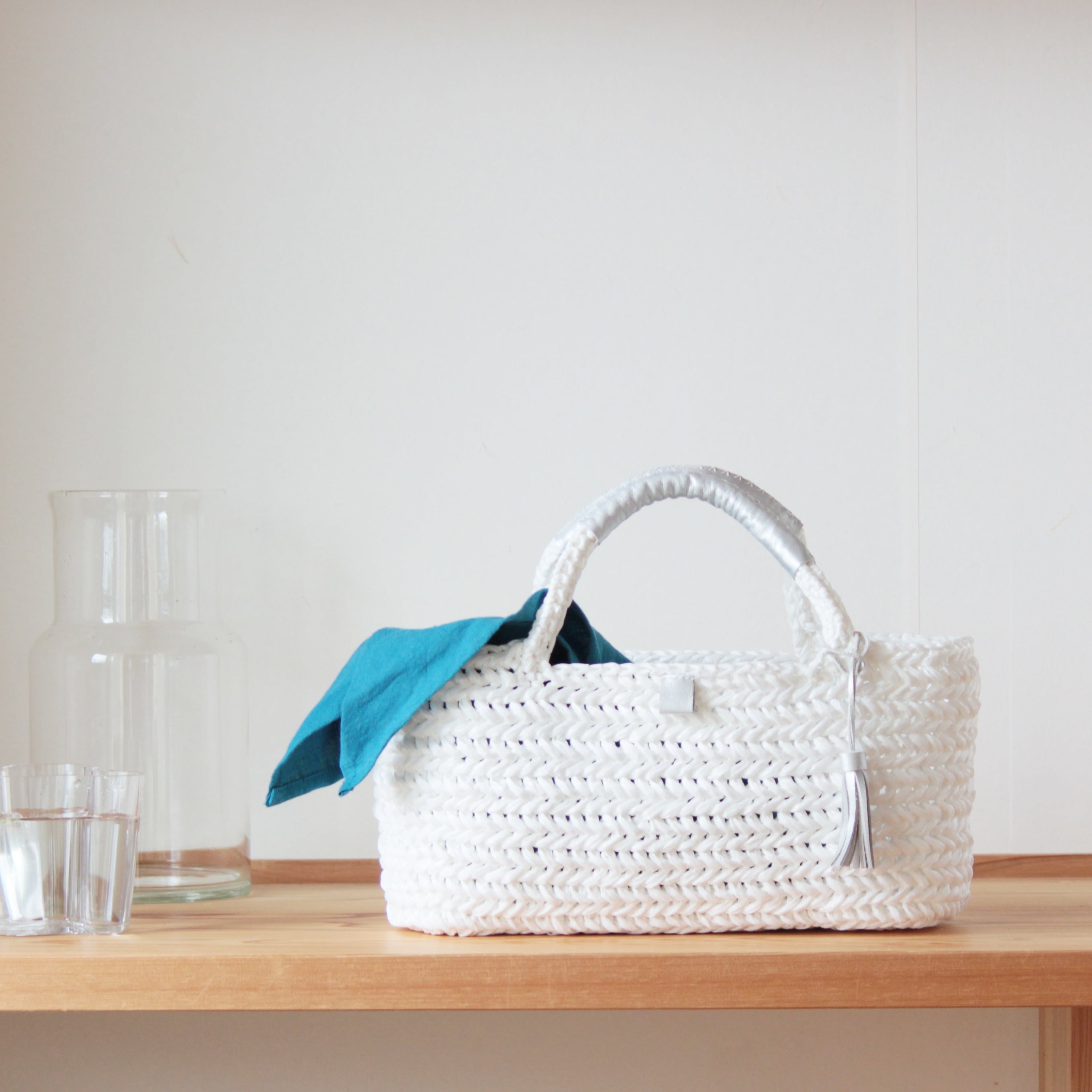 ヘリンボーン編みのかごバッグ【白 × シルバー】 | mei mei