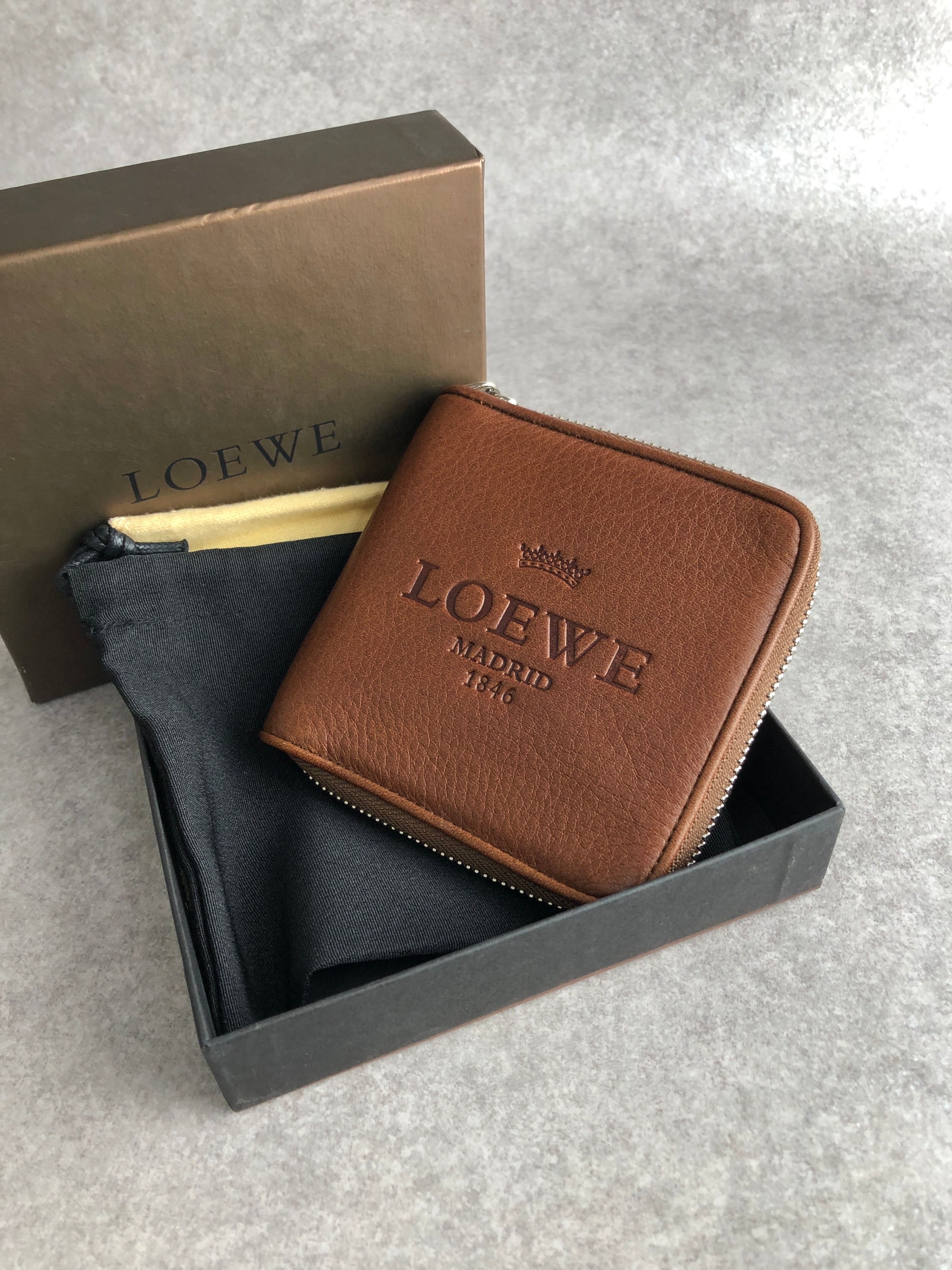 LOEWE 財布 本日限定！ ロエベ】人気の財布に待望の新型。大人が選ぶべき新作小物5選 | UOMO