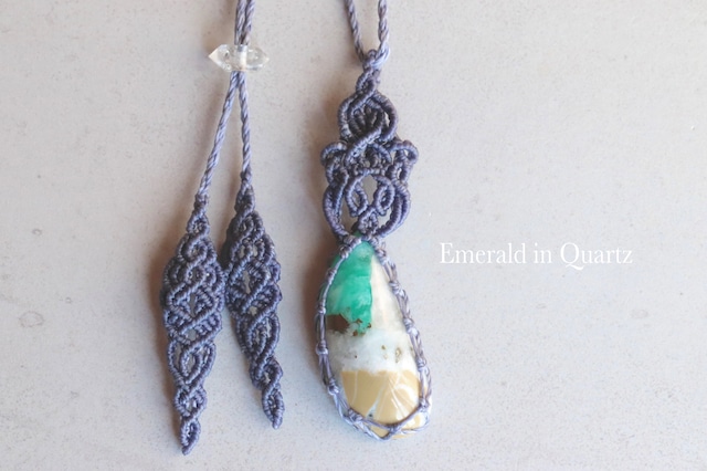 [Emerald in Quartz]  Pendant   -feather-