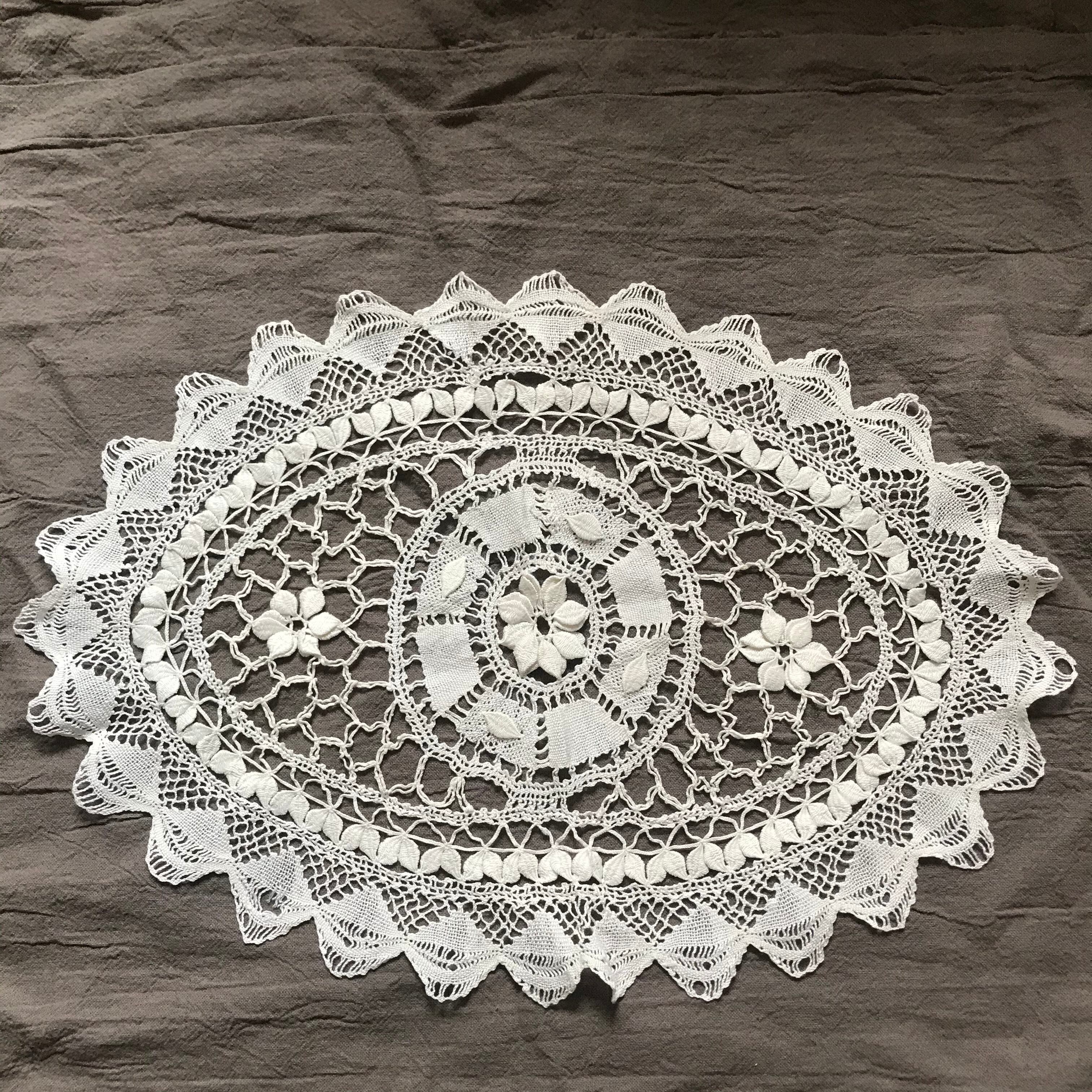 立体感のあるオーバル型のドイリー