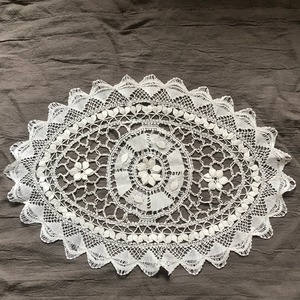 立体感のあるオーバル型のドイリー