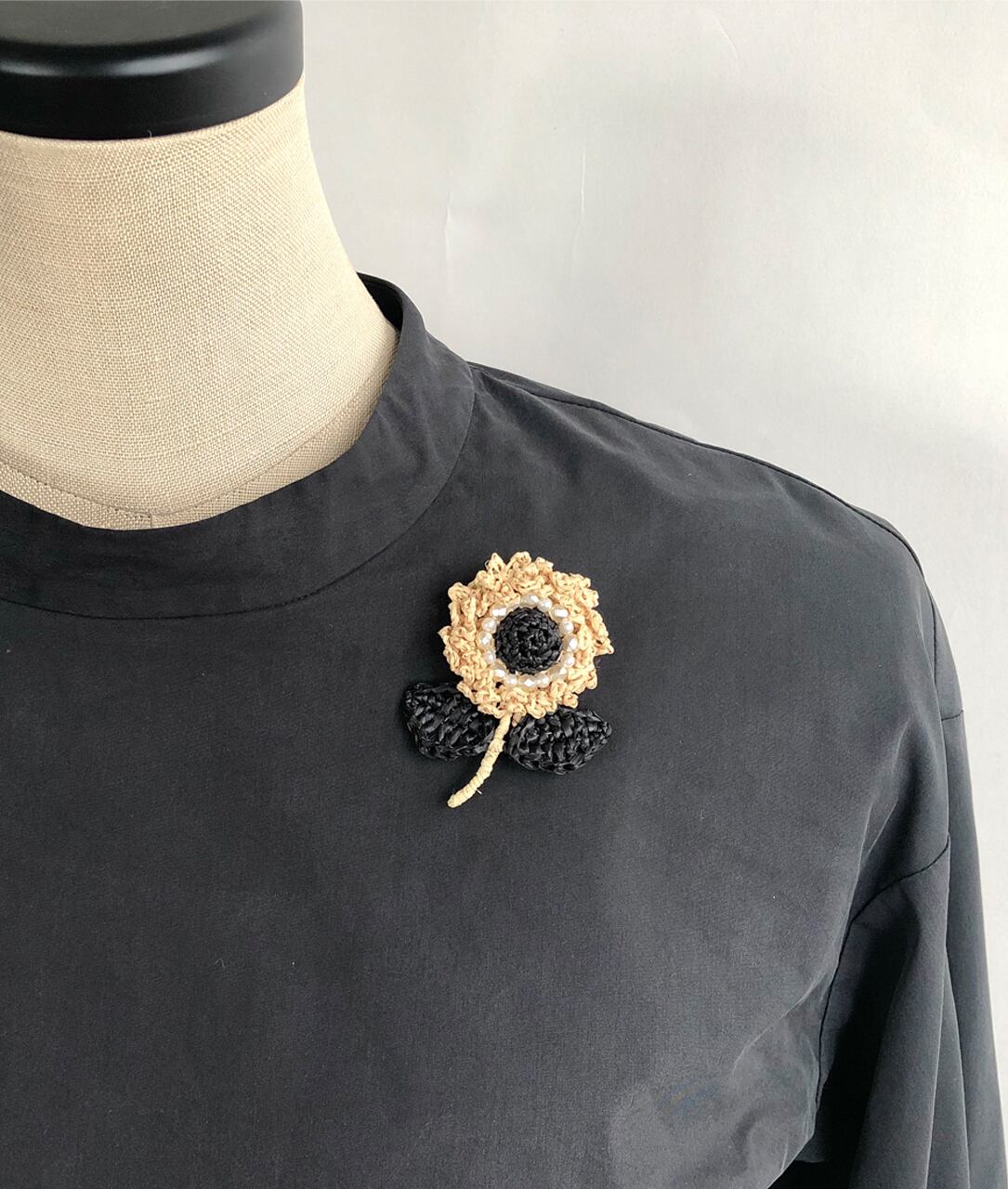 ラフィアの花ブローチ(Natural x Black) | Te 手 / deuxplan