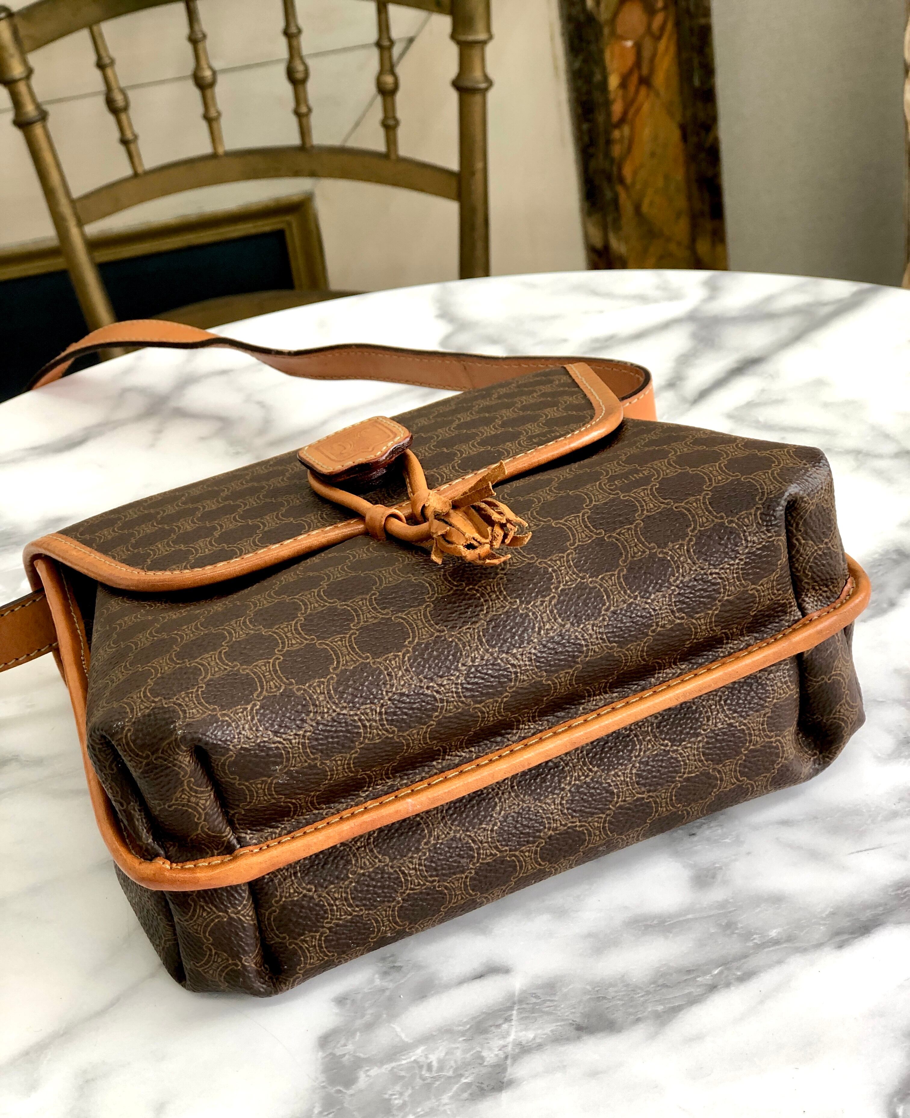 CELINE セリーヌ マカダム ブラゾン型押し タッセル ロック CELINE セリーヌ マカダム ブラゾン型押し タッセル ロック