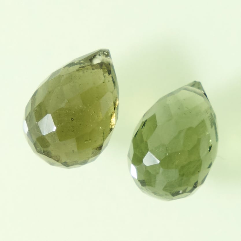 【稀少石】(ペア) モルダバイト 4.90ct/ブリオレットカット/穴あり【チェコ共和国】nmod-0034