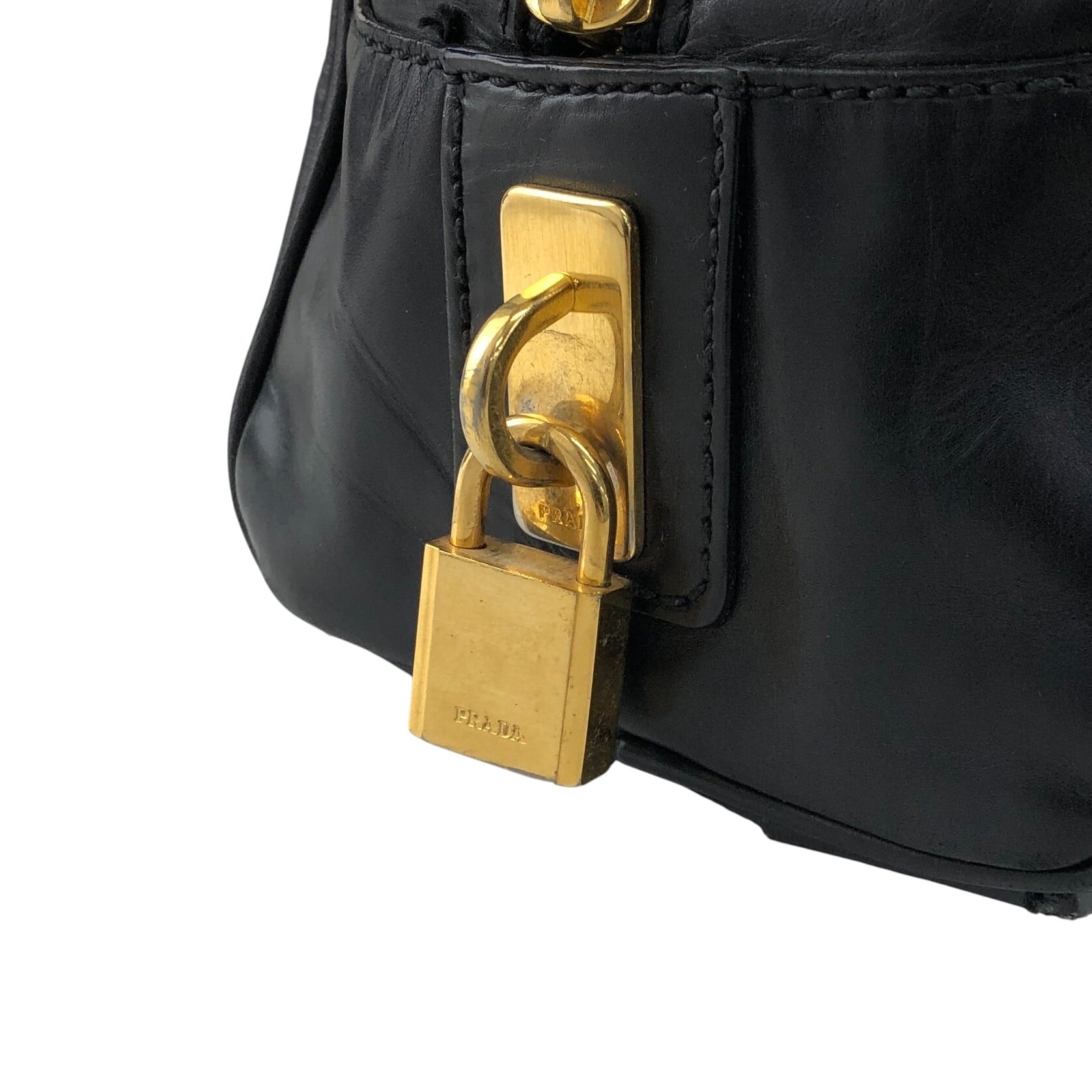 PRADA プラダ ハンドバッグ スエード 黒 ロゴ型押し ヴィンテージ PRADA プラダ ハンドバッグ スエード 黒 ロゴ型押し ヴィンテージ
