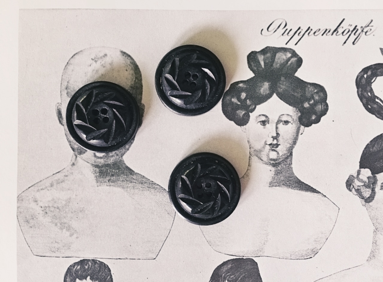 フランス 1900s 幾何学の黒花とgalalithe製ボタンセットa アンティーク