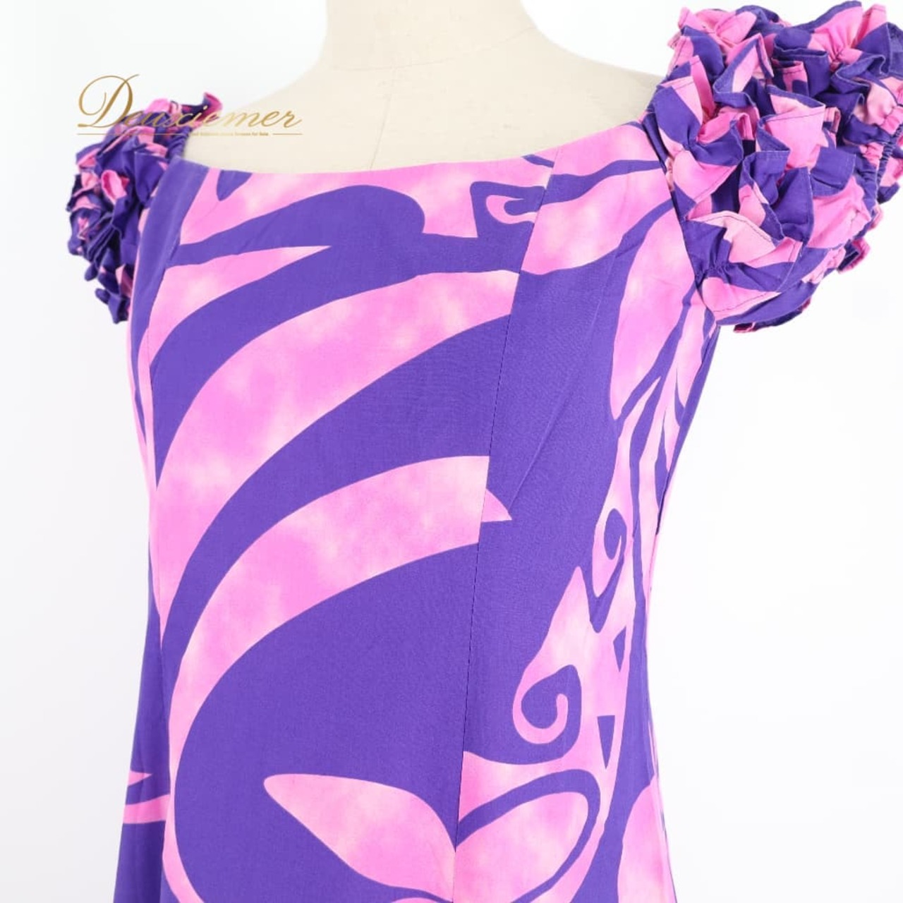 フラダンス 衣装 CC Fashions CCファッション ワンピース ドレス パープル系 プルメリア柄 ハワイアンプリント ハワイアンダンス ハワイアン アロハ フラ ダンス レッスン 練習 フリル袖 フレアスカート 紫 ピンク系 華やか 鮮やか かわいい おしゃれ 上品