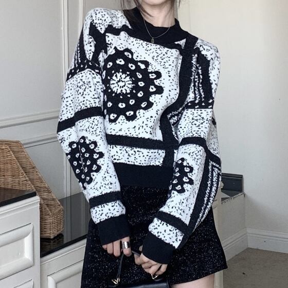 トップス レディース ニット セーター ショート ショート丈 長袖 ラウンドネック ワイド プルオーバー かわいい 大人可愛い カジュアル おしゃれ お洒落 かっこいい クール モード系 ストリート 大人 送料無料 ラフ メンズライク マニッシュ ボーイッシュ ルーズ 個性的 レトロ モダン アンティーク 抜け感 シック ジャカード アニマル柄 学生 通学 デート お出かけ 女子会 休日 S M L XL ゆったり ゆる ブラック 黒 秋 冬 10代 20代 30代 女性用 韓国 着回し 普段使い モテ