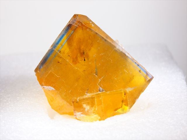 フランス Valzergues産 フローライト フランス Valzergues産 イエローフローライトの結晶（原石）7.9g