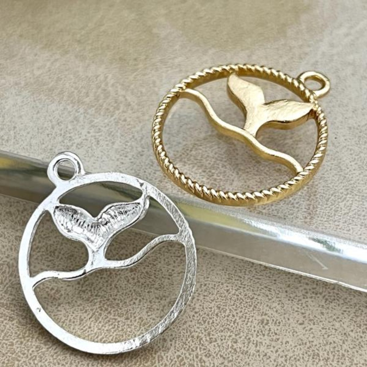 【2個】ホエールテールウェーブゴールドラウンドフレームチャーム/ハワイアン/波/クジラ