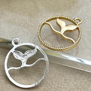 【2個】ホエールテールウェーブゴールドラウンドフレームチャーム/ハワイアン/波/クジラ