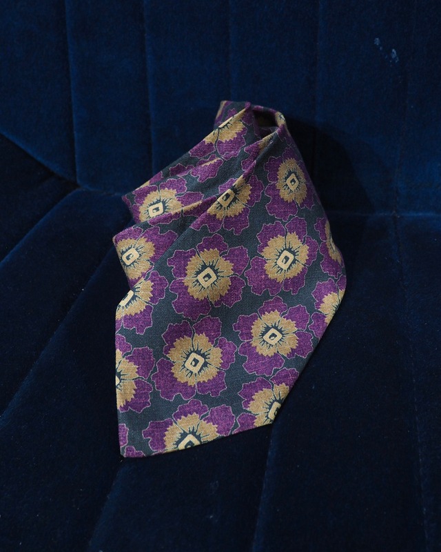 " Giorgio Armani ‐ Made in Italy " Beautiful Flower All over pattern vintage linen Tie