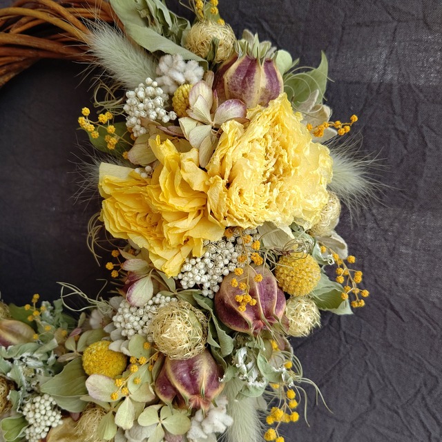 ドライフラワーの爽やかイエローのハーフリースです